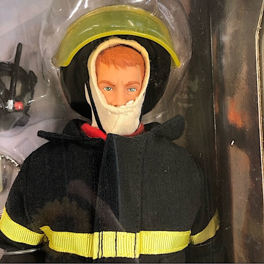 GI JOE Search & Rescue Firefighter MIB - Picture 3 of 14